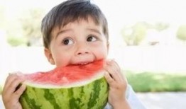 婴儿吃瓜网红事件视频,萌态视频引发网友热议